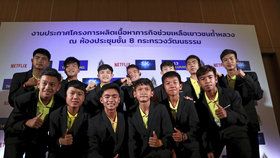 Malým Thajcům vydělává jejich příběh z jeskyně. Za dramatické zpracování každý dostane 2 miliony. Příběh zpracuje Netflix.