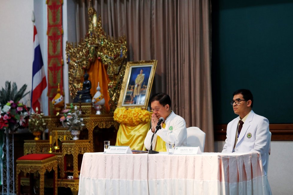 Zdravotní inspektor Thongchai Lertwilairatanapong (vlevo) dává prohlášení na tiskové konferenci v nemocnici v thajské provincii Chiang Rai. Uvedl, že chlapci, které se podařilo z jeskyně zachránit, jsou v dobrém stavu.