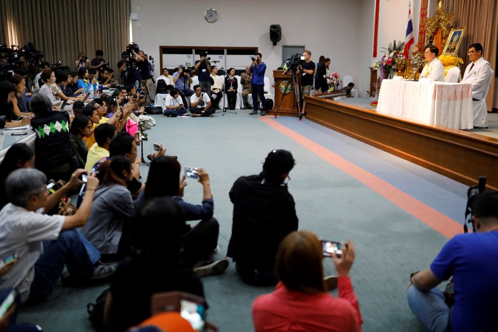 Zdravotní inspektor Thongchai Lertwilairatanapong a Chaiwetch Thanapaisal, ředitel nemocnice Chiang Rai Prachanukroh, vydali na tiskové konferenci prohlášení o stavu zachráněných chlapců.