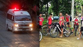 První z thajských dětí, které byly 14 dní uvězněny v jeskyni, byly zachráněny a odvezeny do nemocnice. Jeden z chlapců ve vážném stavu