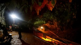 Záchranáři vyklízejí jeskynní komplex po osvobození uvězněných fotbalistů