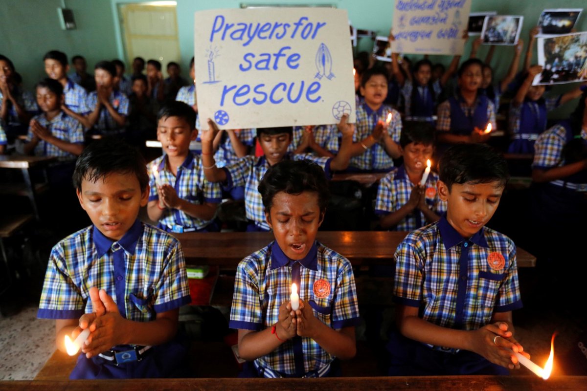 Studenti v Indii se modlili a prosili za záchranu uvězněných chlapců