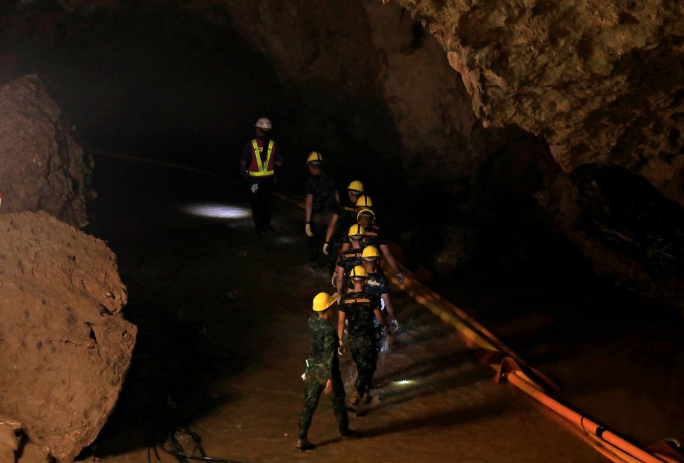 Záchranná mise v zaplaveném jeskynním komplexu