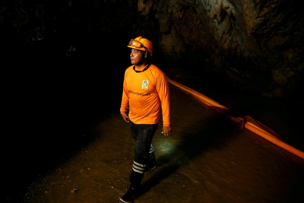 Záchranáři vyklízejí jeskynní komplex po osvobození uvězněných fotbalistů