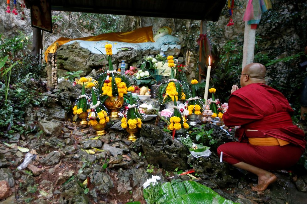 Buddhistický mnich, který se modlí za záchranu uvězněných chlapců v jeskynním komplexu.