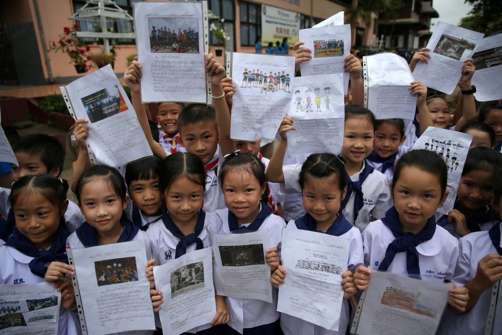 Studenti oslavují před nemocnicí Chiang Rai Prachanukroh, kde se nachází 12 zachráněných fotbalistů a jejich trenér. Podařilo se je vysvobodit z jeskynního komplexu Tham Luang