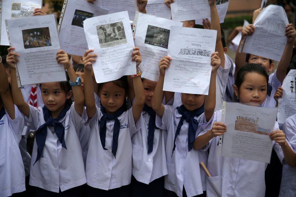 Studenti oslavují před nemocnicí Chiang Rai Prachanukroh, kde se nachází 12 zachráněných fotbalistů a jejich trenér. Podařilo se je vysvobodit z jeskynního komplexu Tham Luang.