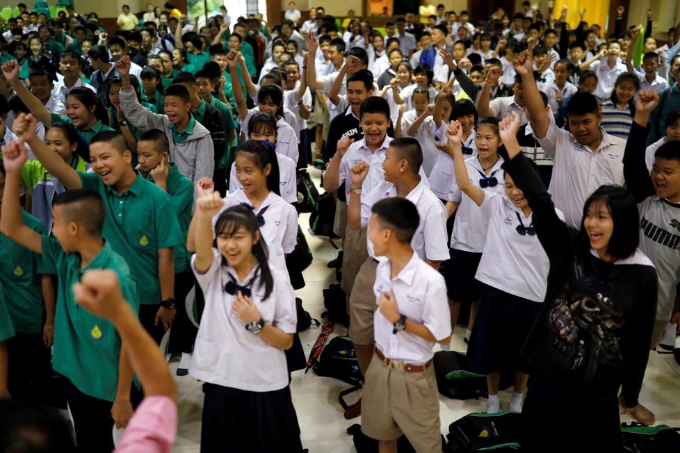 Studenti ze školy Mae Sai Prasitsart oslavují poté co zjistili, že se podařilo zachránit všechny uvězněné chlapce z jeskynního komplexu. Někteří ze zachráněných fotbalistů jsou studenti této školy