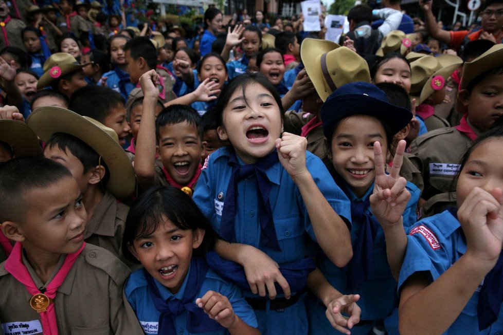 Studenti oslavují před nemocnicí Chiang Rai Prachanukroh, kde je 12 zachráněných fotbalistů a jejich trenér. Podařilo se je dostat z jeskynního komplexu Tham Luang