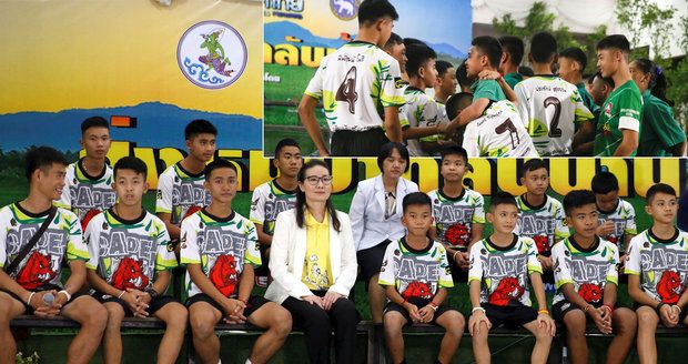 Byl to zázrak, říkají o své záchraně thajští fotbalisté. Těší se na domácí jídlo
