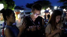 Lidé v Thajsku napjatě očekávají novinky o záchraně uvězněných chlapců (9.7.2018).