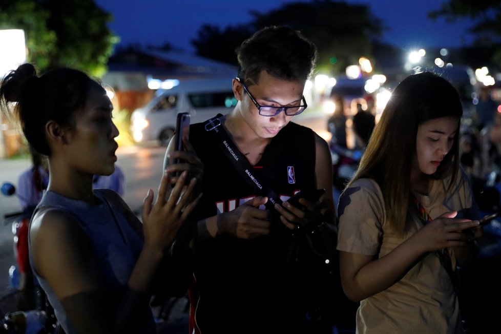 Lidé v Thajsku napjatě očekávají novinky o záchraně uvězněných chlapců (9.7.2018).