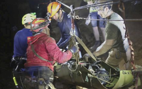 Záchranná akce na pomoc thajským dětem uvězněným v jeskyni byla náročná, ale se šťastným koncem