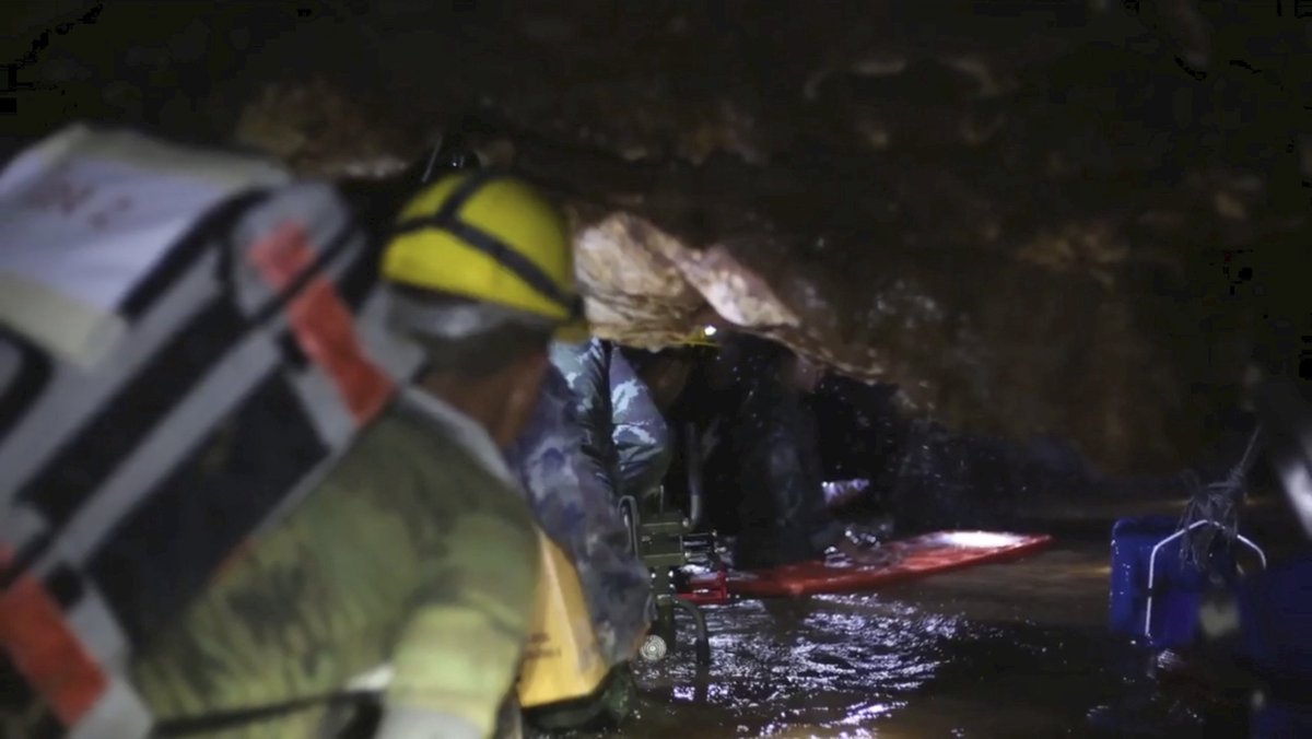 Záchranná akce na pomoc thajským dětem uvězněným v jeskyni byla náročná, ale se šťastným koncem