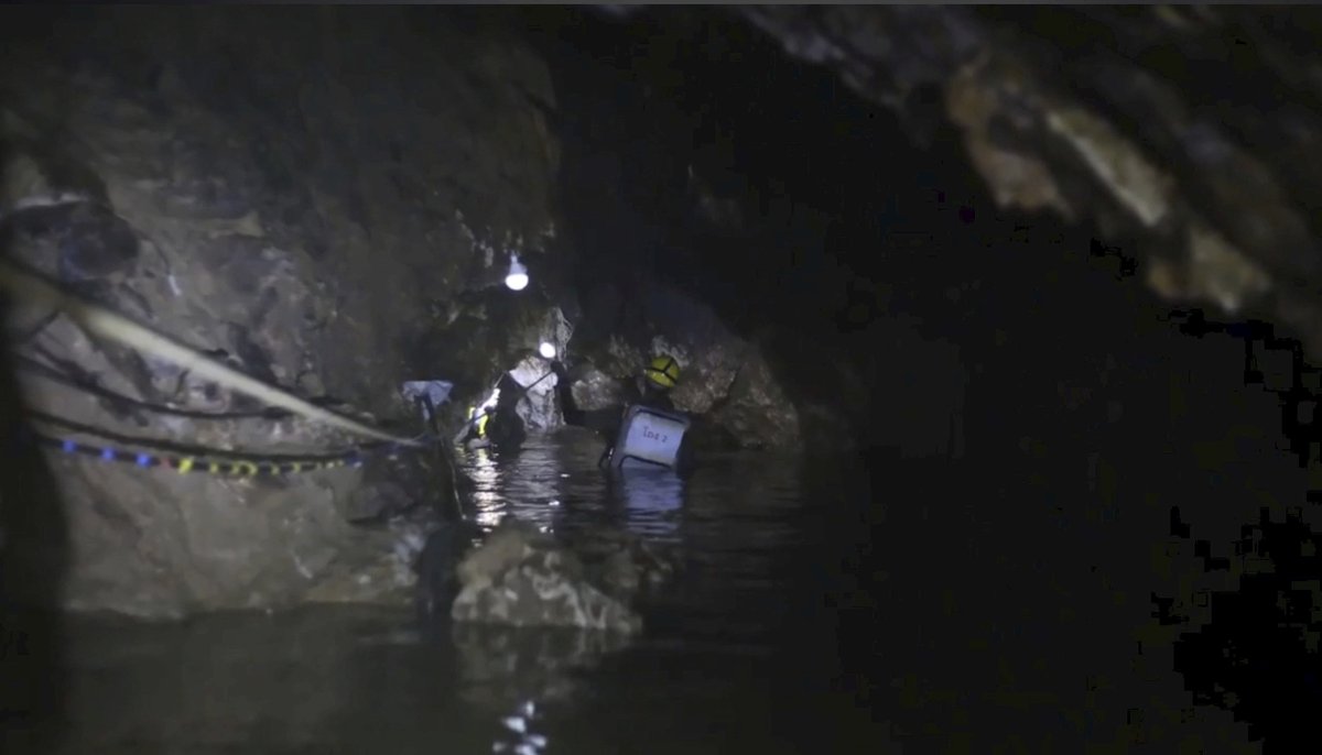 Záchranná akce na pomoc thajským dětem uvězněným v jeskyni byla náročná, ale se šťastným koncem