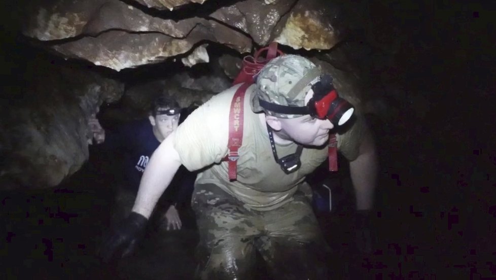 Záchranná akce na pomoc thajským dětem uvězněným v jeskyni byla náročná, ale se šťastným koncem