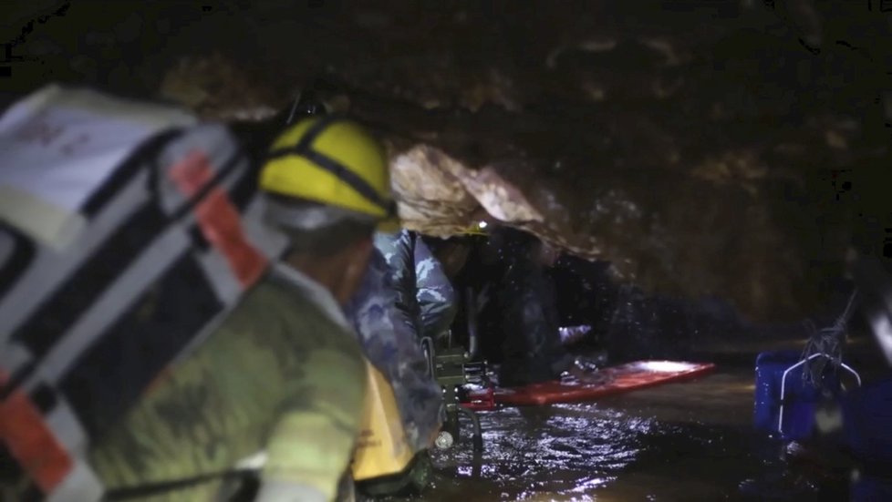 Záchranná akce na pomoc thajským dětem uvězněných v jeskyni byla náročná, ale se šťastným koncem