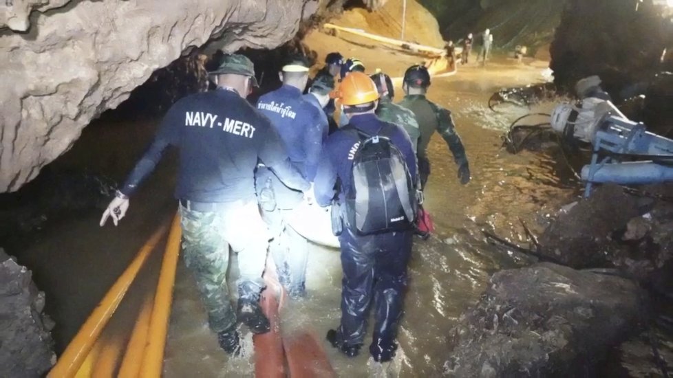 Záchranná akce na pomoc thajským dětem uvězněným v jeskyni byla náročná, ale se šťastným koncem