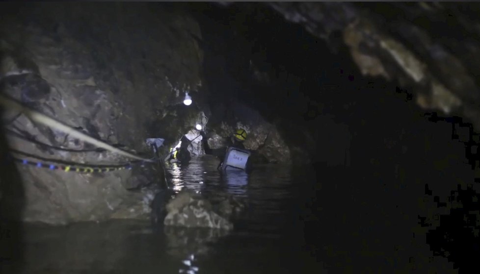 Záchranná akce na pomoc thajským dětem uvězněných v jeskyni byla náročná, ale se šťastným koncem.