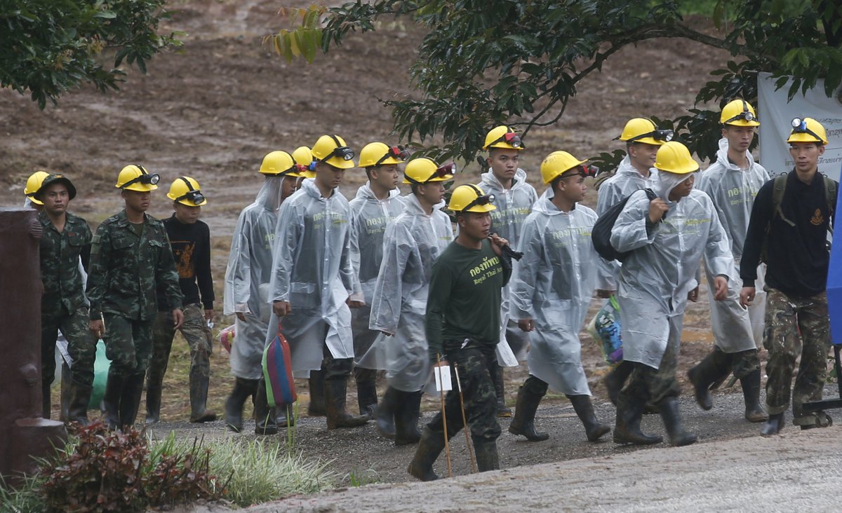 Záchrana chlapců ze zatopené jeskyně v Thajsku (10.7.2018)