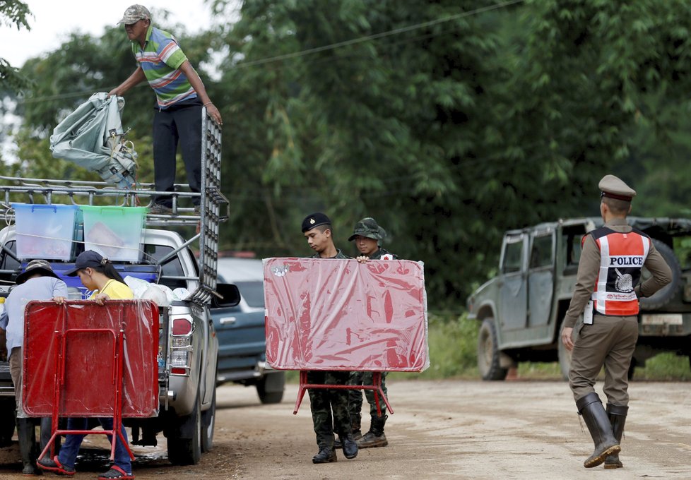 Záchranáři se v zatopené thajské jeskyni  pustili do evakuace chlapců