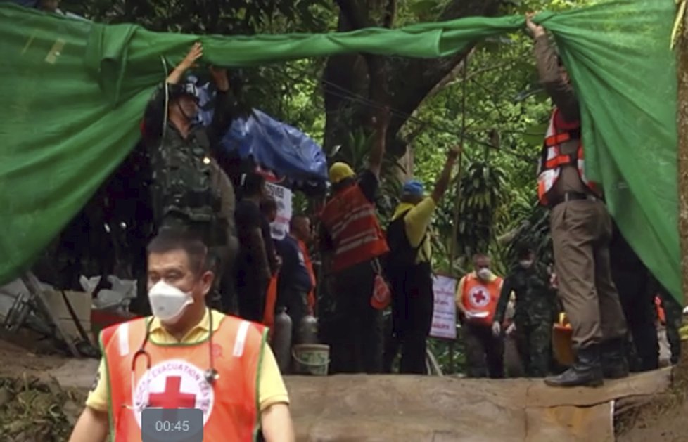 Záchranáři se v zatopené thajské jeskyni  pustili do evakuace chlapců