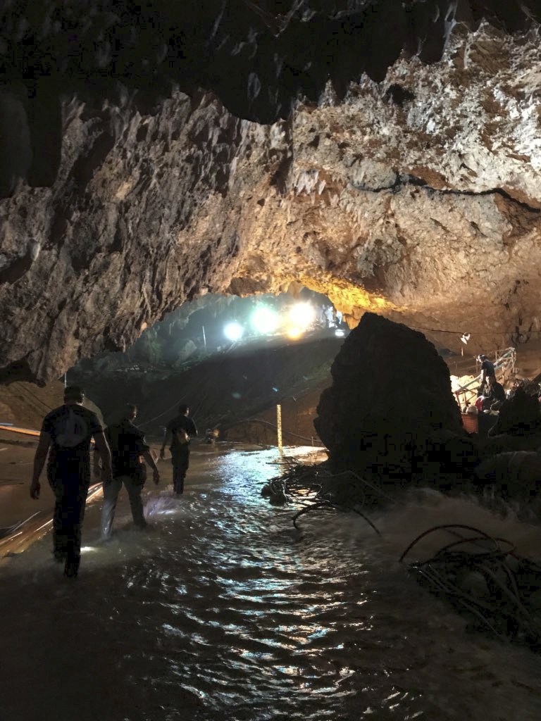 Záchrana chlapců ze zatopené jeskyně v Thajsku (10.7.2018)