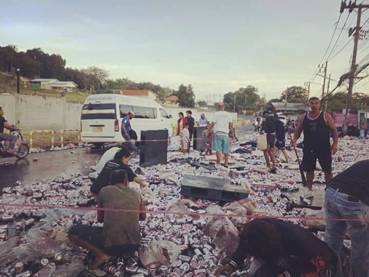 Kamion vezoucí pivo havaroval v thajském Phuketu. Na silnici skončilo 80 tisíc plechovek piva.
