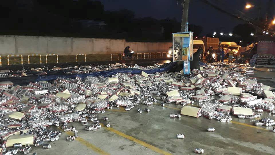 Kamion vezoucí pivo havaroval v thajském Phuketu. Na silnici skončilo 80 tisíc plechovek piva.