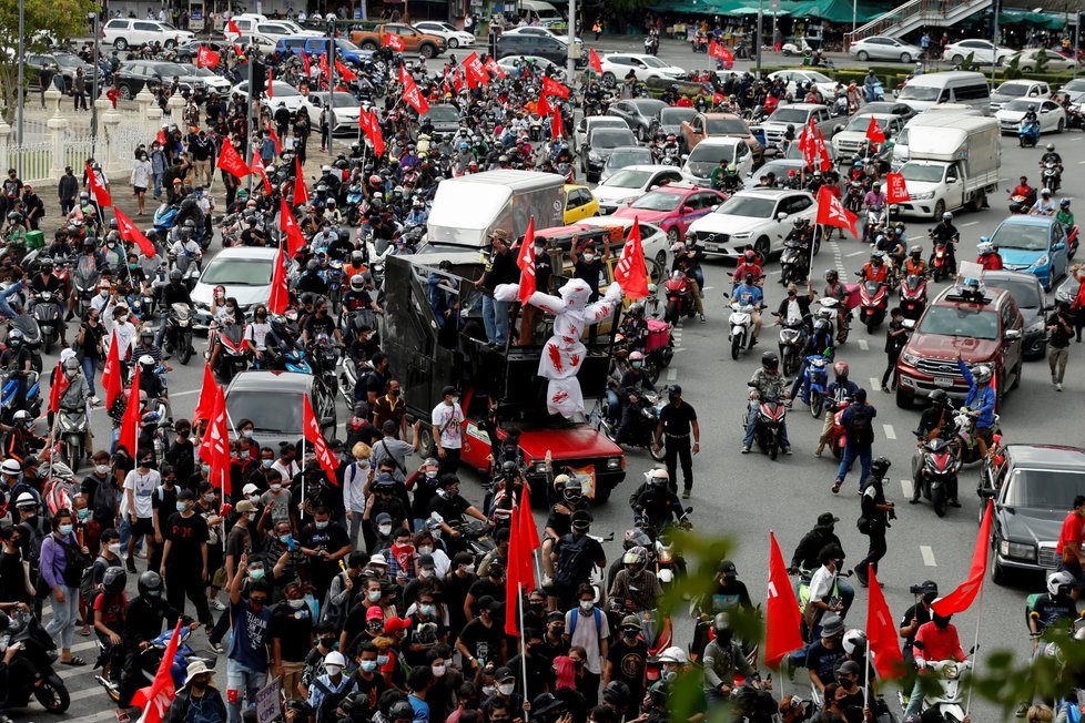 Protivládní demonstrace v Bangkoku: Demonstranti vyčetli vládě selhání při řešení pandemie covidu-19 (7. 8. 2021)