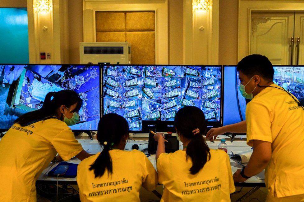 Zdravotníci pracující v jedné z thajských polních nemocnic pozorují pacienty léčící se s covidem přes kamery