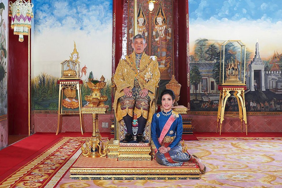 Thajský král Mahá Vatčirálongkón má novou konkubínu, Sinínat Wongvatčirapakdiovou
