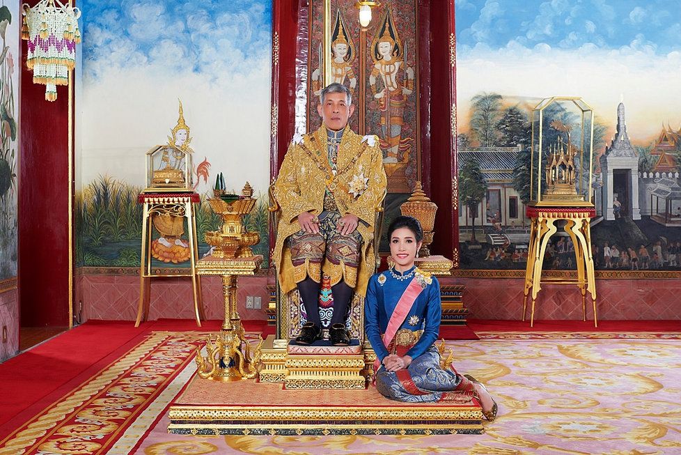 Thajský král Mahá Vatčirálongkón se svou konkubínou Sinínat Vongvadžirapakdiovou