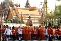 Nový král se ukázal Thajcům. V obřím průvodu ho nosili po Bangkoku