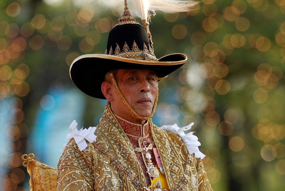 Nově korunovaný thajský král Mahá Vatčirálongkón zahájil sedmikilometrový průvod Bangkokem. (5.5.2019)