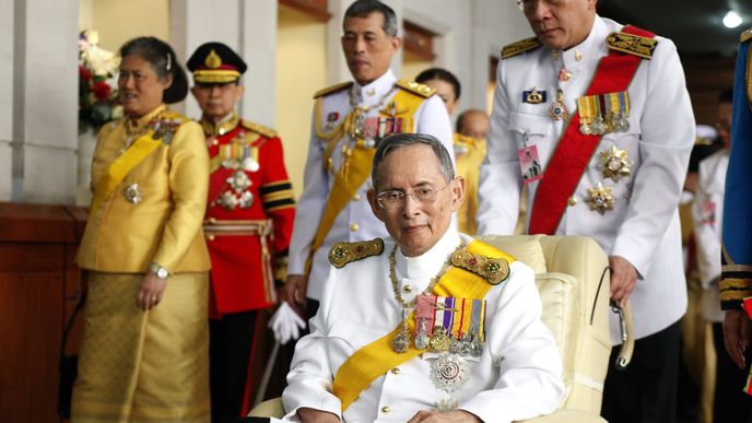 Thajský lid truchlí: Milovaný král Pchúmipchon Adundét zemřel ve věku 88 let.