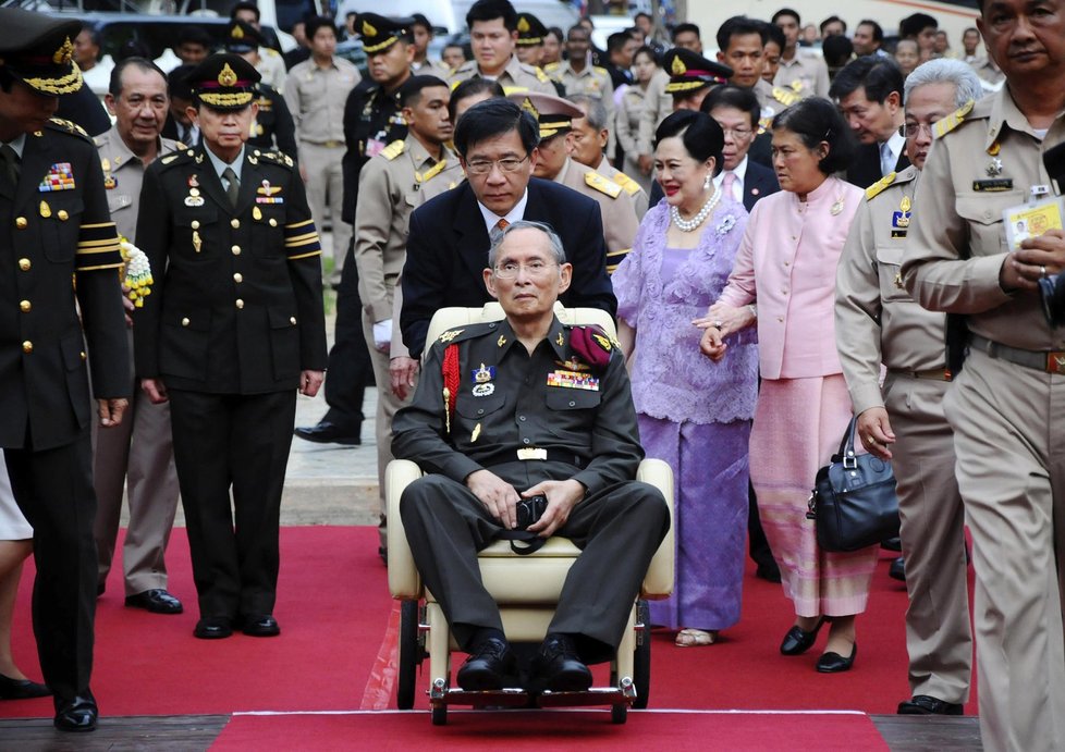 Thajský lid truchlil: Milovaný král Pchúmipchon Adundét zemřel ve věku 88 let.