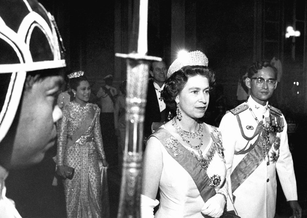 Thajský král Pchúmipchon Adundét s britskou královnou Alžbětou II.