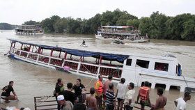 V Thajsku se nedaleko Bangkoku převrhla dvoupatrová loď. Lidé umírali v řece.