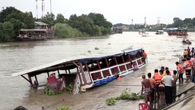 V Thajsku se nedaleko Bangkoku převrhla dvoupatrová loď. Lidé umírali v řece.