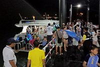 V thajském ráji vytáhli z moře loď, na které zemřelo 47 lidí: Budou ji zkoumat policisté