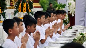 Jedenáct chlapců a jejich fotbalový trenér, kteří byli tento měsíc zachránění ze zaplavené jeskyně, bude ode dneška devět dní žít v buddhistickém chrámu ve městě Čchíengráj poté, co se z nich v rámci slavnostní ceremonie stali buddhističtí novici a z trenéra mnich.