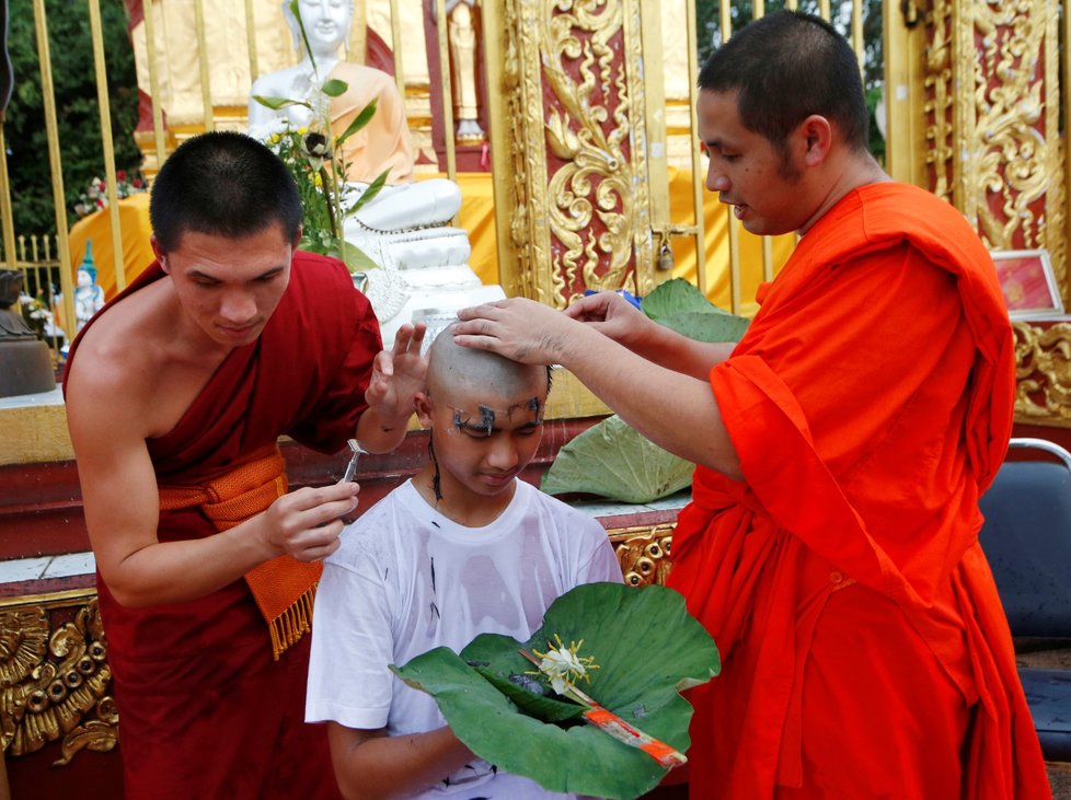 Jedenáct chlapců a jejich fotbalový trenér, kteří byli tento měsíc zachránění ze zaplavené jeskyně, bude ode dneška devět dní žít v buddhistickém chrámu ve městě Čchíengráj poté, co se z nich v rámci slavnostní ceremonie stali buddhističtí novici a z trenéra mnich