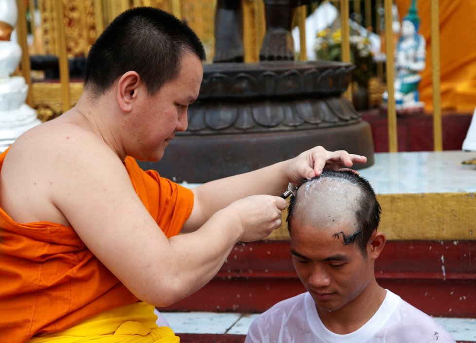 Jedenáct chlapců a jejich fotbalový trenér, kteří byli v červenci zachránění ze zaplavené jeskyně, žili devět dní v buddhistickém chrámu ve městě Čchíengráj poté, co se z nich v rámci slavnostní ceremonie stali buddhističtí novici a z trenéra mnich