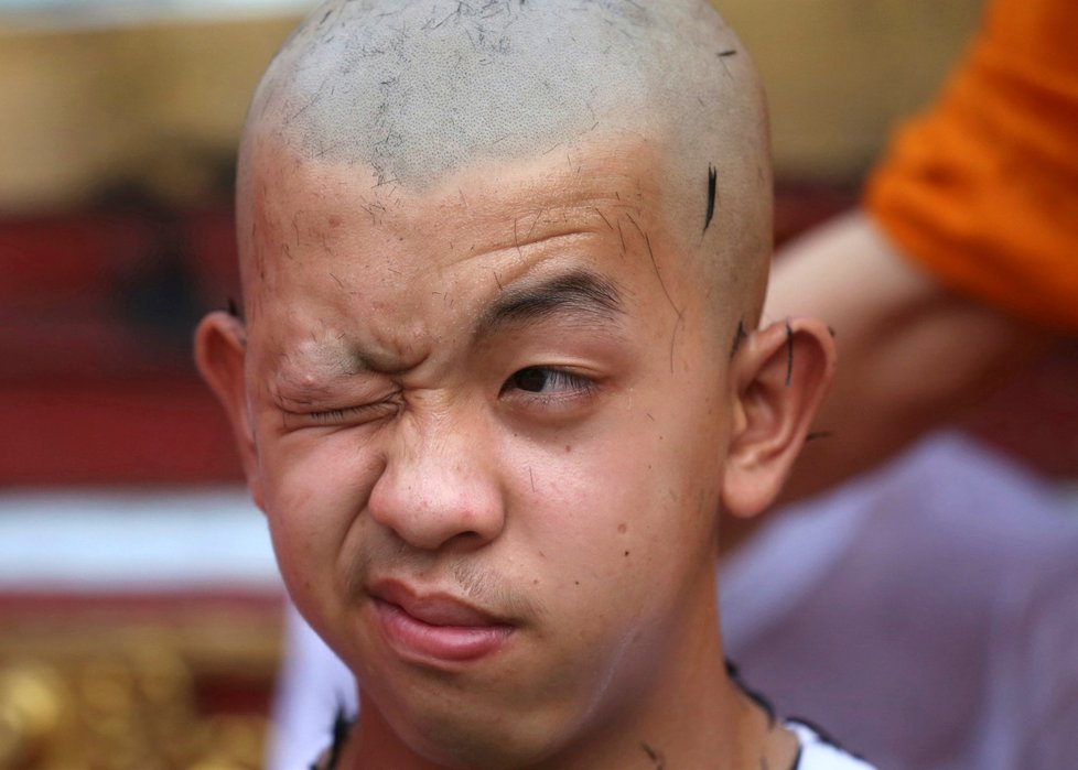 Jedenáct chlapců a jejich fotbalový trenér, kteří byli v červenci zachránění ze zaplavené jeskyně, žili devět dní v buddhistickém chrámu ve městě Čchíengráj poté, co se z nich v rámci slavnostní ceremonie stali buddhističtí novici a z trenéra mnich