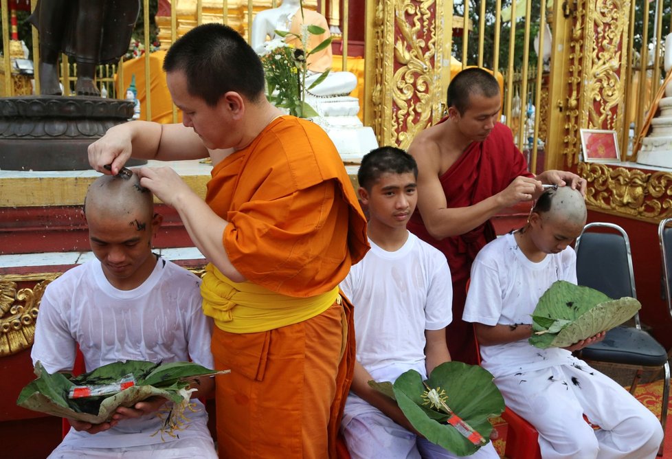 Jedenáct chlapců a jejich fotbalový trenér, kteří byli tento měsíc zachránění ze zaplavené jeskyně, bude ode dneška devět dní žít v buddhistickém chrámu ve městě Čchíengráj poté, co se z nich v rámci slavnostní ceremonie stali buddhističtí novici a z trenéra mnich