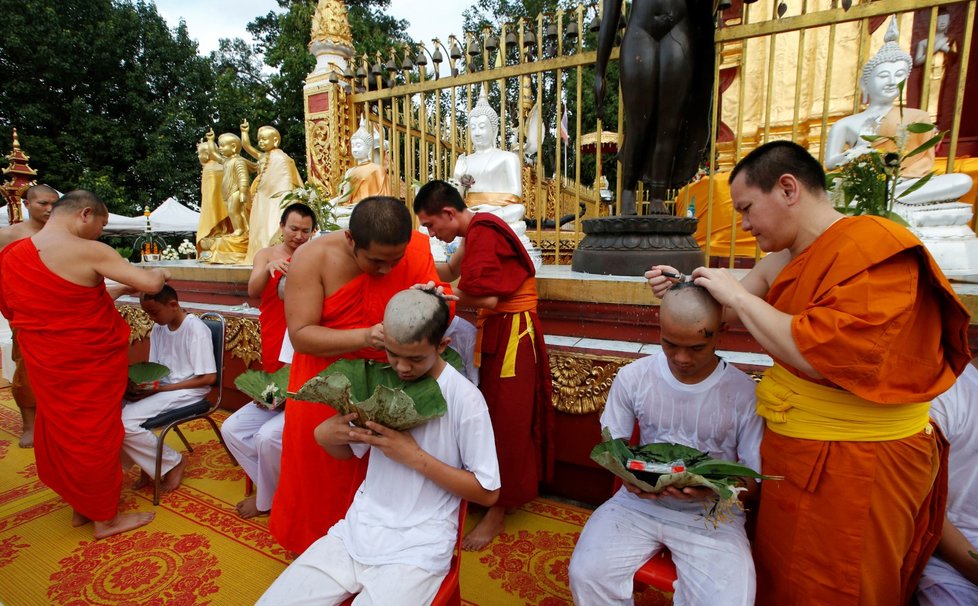 Jedenáct chlapců a jejich fotbalový trenér, kteří byli tento měsíc zachránění ze zaplavené jeskyně, bude ode dneška devět dní žít v buddhistickém chrámu ve městě Čchíengráj poté, co se z nich v rámci slavnostní ceremonie stali buddhističtí novici a z trenéra mnich.