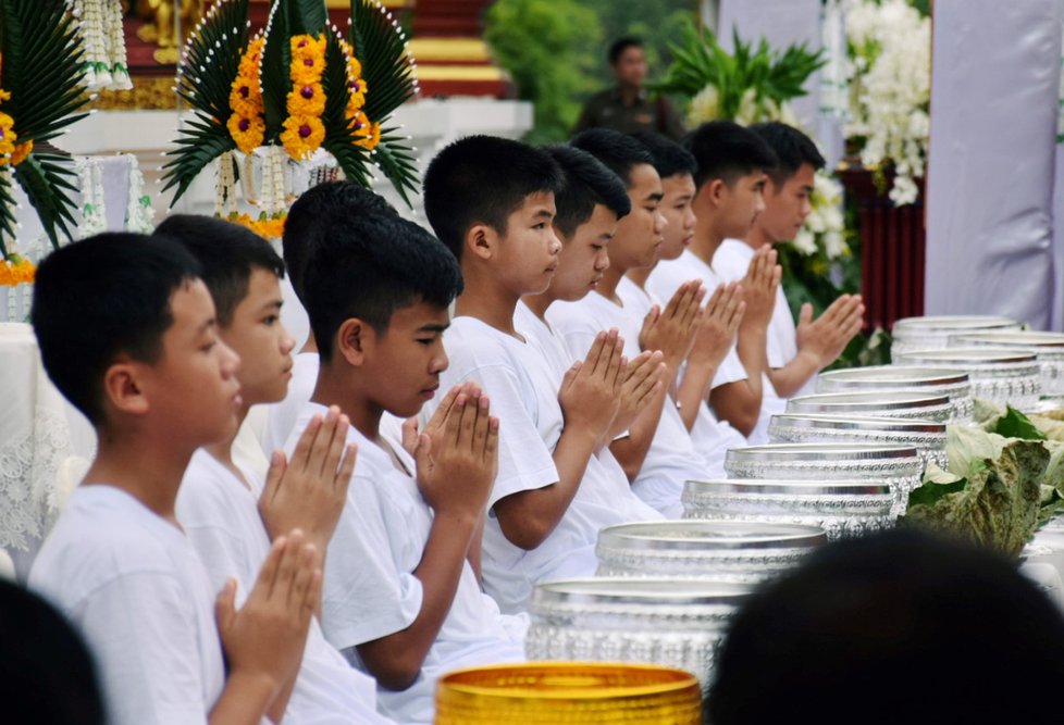 Jedenáct chlapců a jejich fotbalový trenér, kteří byli tento měsíc zachránění ze zaplavené jeskyně, bude ode dneška devět dní žít v buddhistickém chrámu ve městě Čchíengráj poté, co se z nich v rámci slavnostní ceremonie stali buddhističtí novici a z trenéra mnich.