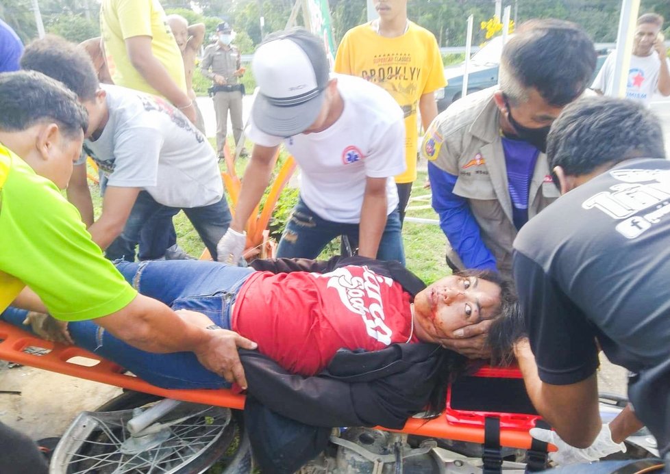 Motocyklistka v Thajsku skončila s hlavou v ceduli.