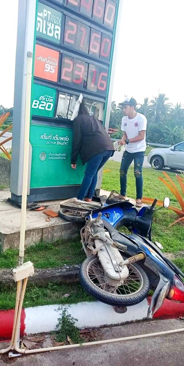 Motocyklistka v Thajsku skončila s hlavou v ceduli.